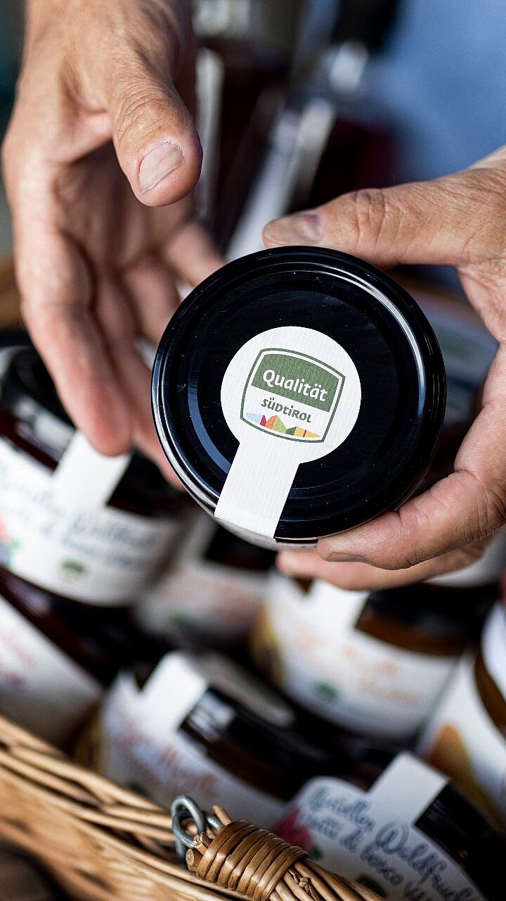 Einkaufen im Hofladen in Brixen, Südtirol